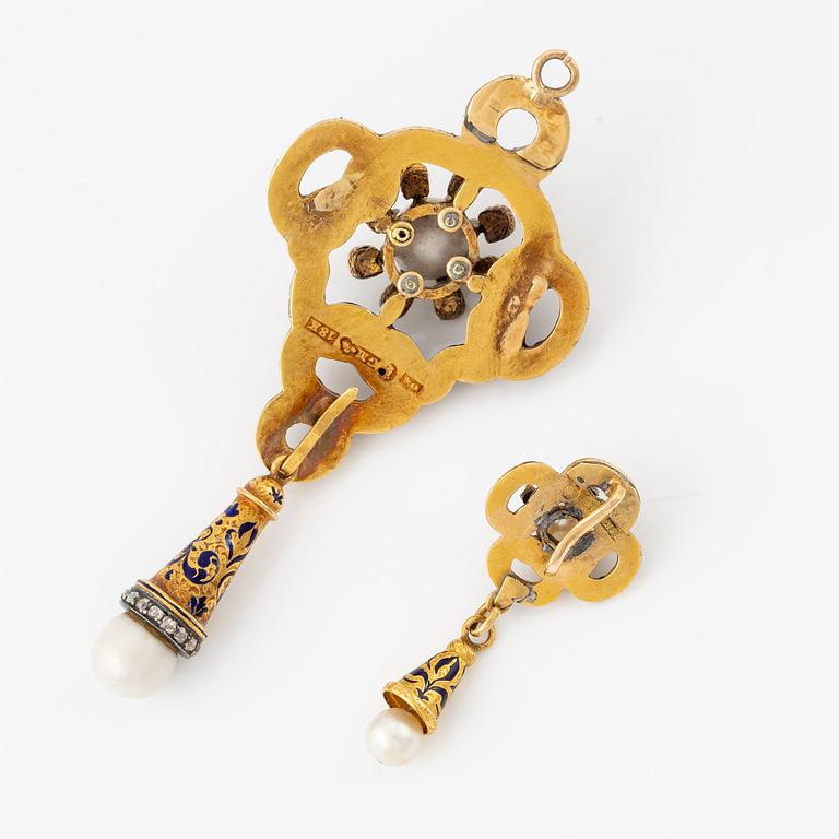 Två stycken hängen 18K guld och emalj med pärlor och gammalslipade diamanter.