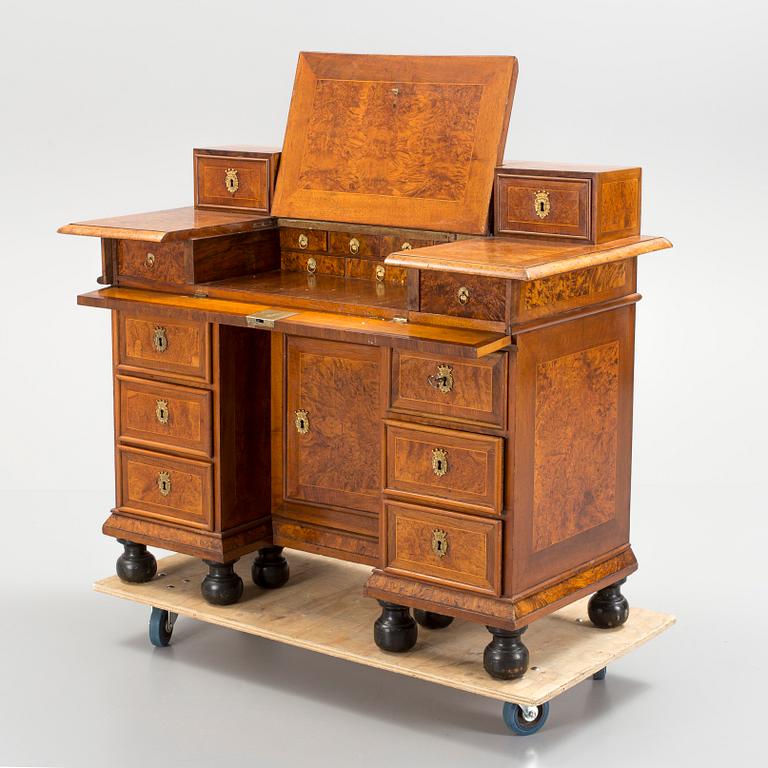 SKRIVBORD MED UPPSATS, barock, 1700-tal.