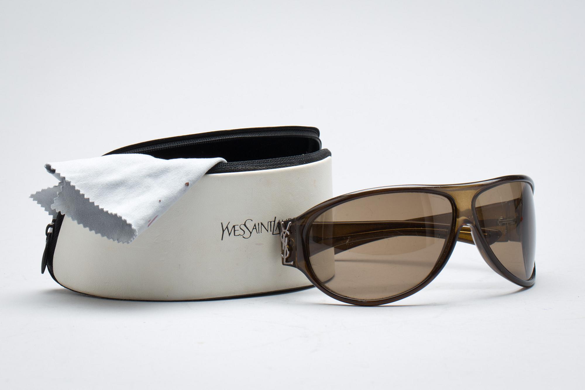 SOLGLASÖGON, Yves Saint Laurent.