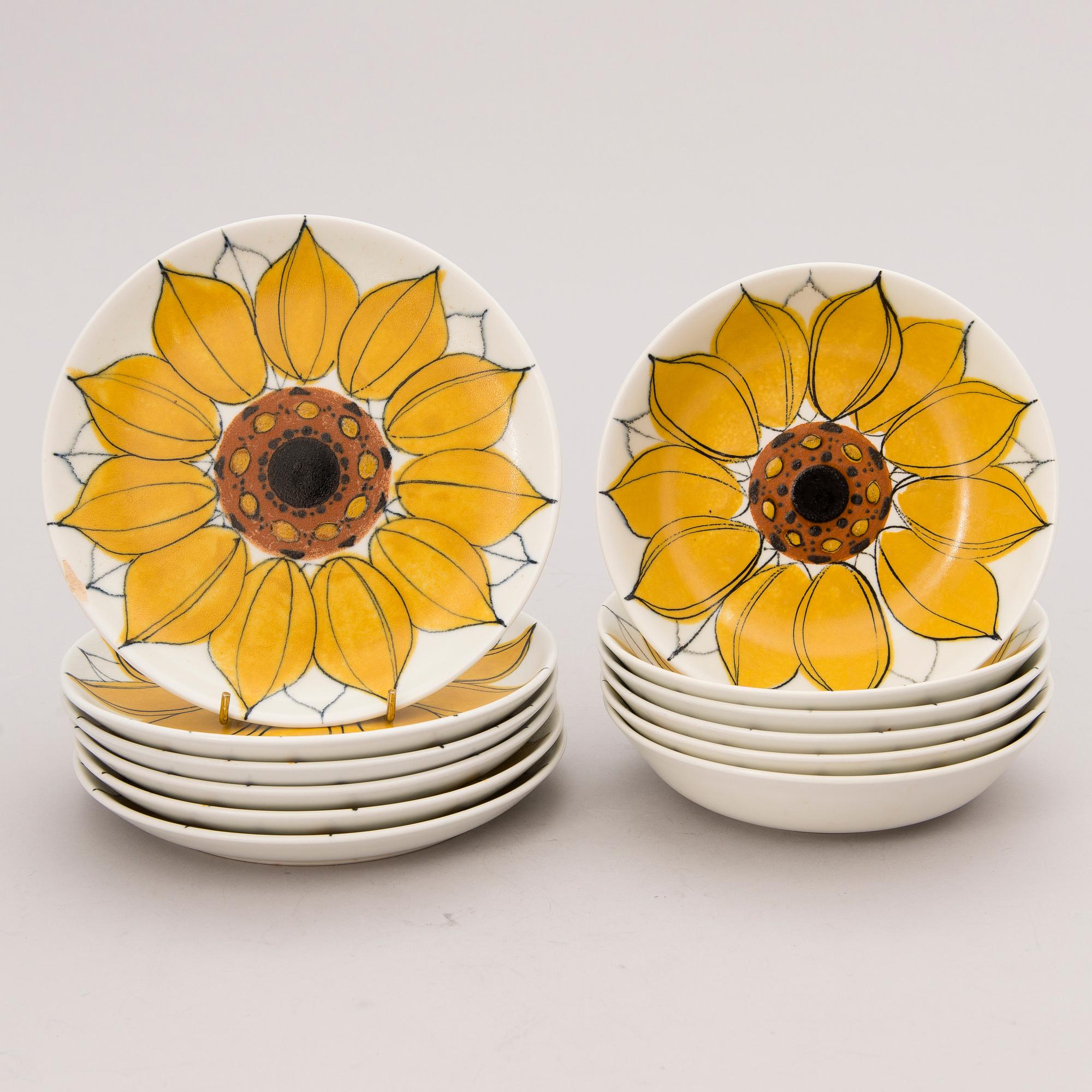 HILKKA-LIISA AHOLA, tallrikar, 12 st, 'Solros', fajans, i produktion 1960-75.