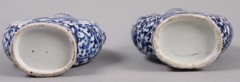 PILGRIMSFLASKOR, ett par, porslin, Kina. 1800-tal.