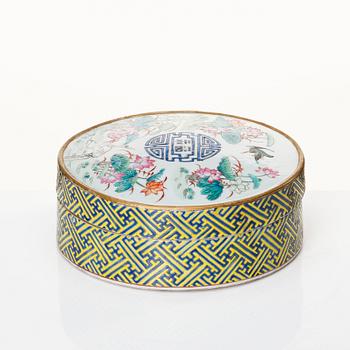 A circular sweet meat box, Qing dynasty with Guangxu mark and of the period (1874-1908).