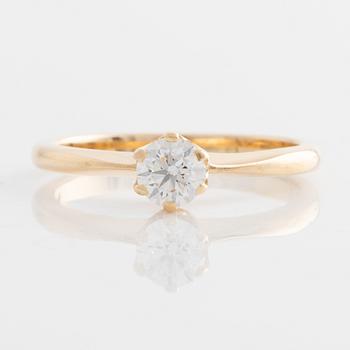 Ring in 18K gold with a round brilliant-cut diamond.