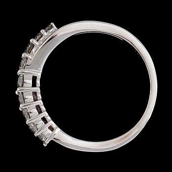 RING, 14K vitguld, briljantslipade diamanter tot ca 0.50 ct. Vikt ca 3 g.