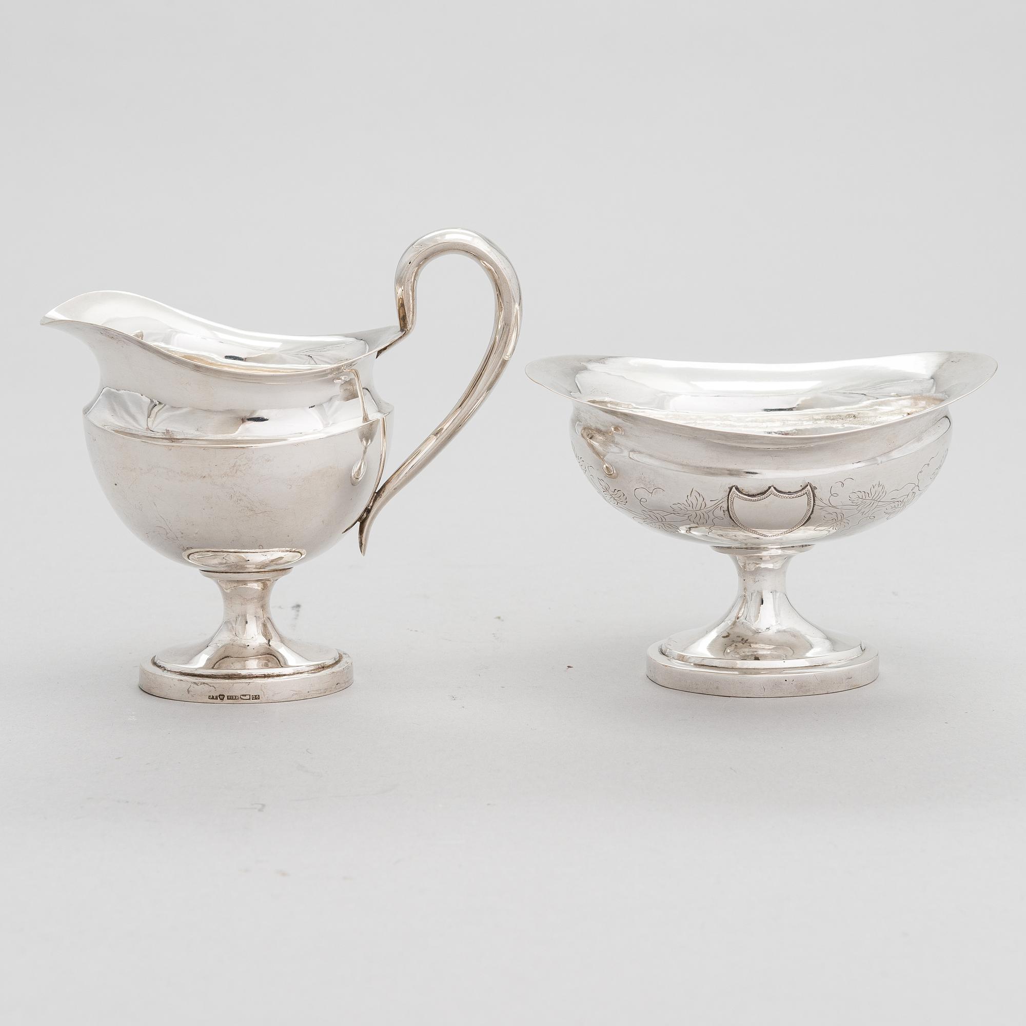 Sockerskål, silver, Dresden, Tyskland 1818 och gräddsnäcka, silver, Juho Tepponen, Helsingfors 1933.