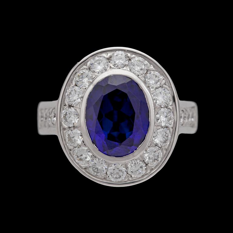 RING, blå safir med briljantslipade diamanter, tot. ca 1.50 ct.