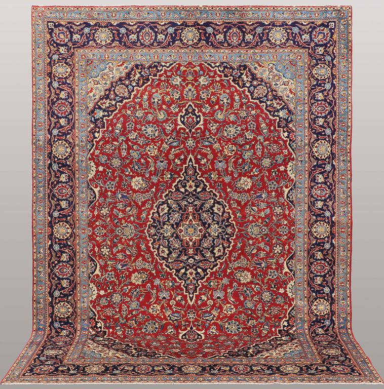 A CARPET, Kashan, ca 332 x 232 cm.