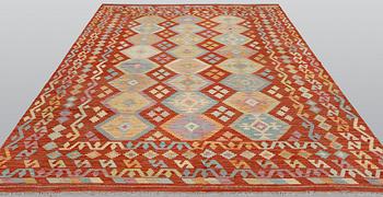 A kilim carpet, ca 292 x 213 cm.