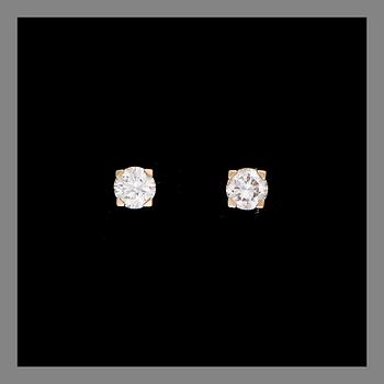 A PAIR OF EARRINGS, 18K gold, brilliant cut diamonds. Weight c. 2.8 g.