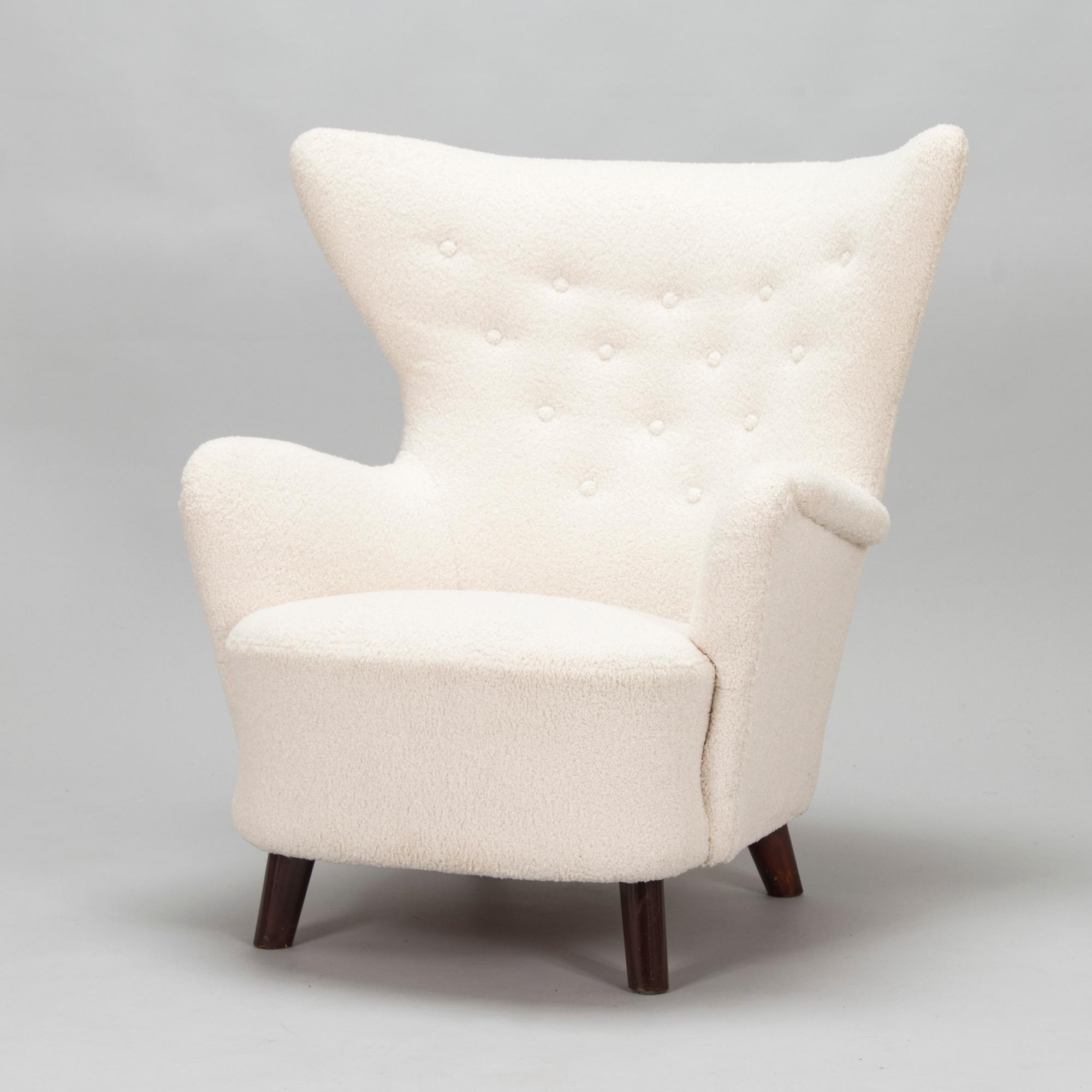 A mid-20th-century armchair.