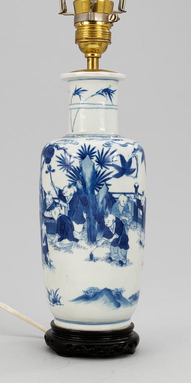 ROLEAUVAS, porslin. Qing dynastin, 1800-tal.