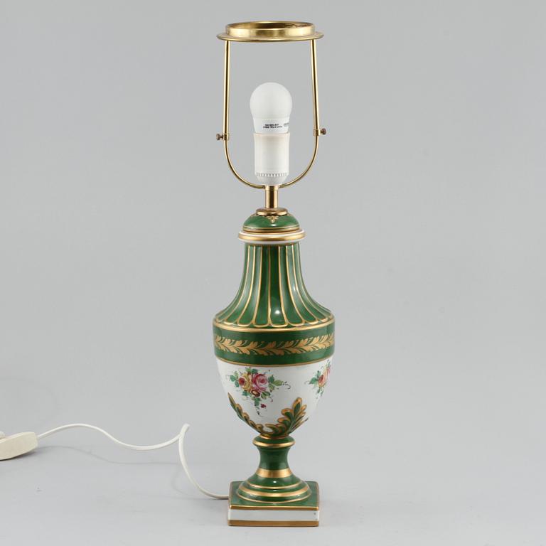 BORDSLAMPA, porslin, sevresliknande märke, 1900-tal.