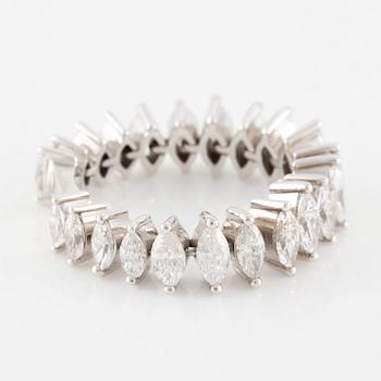 Ring in 18K white gold set with navette-cut diamonds.