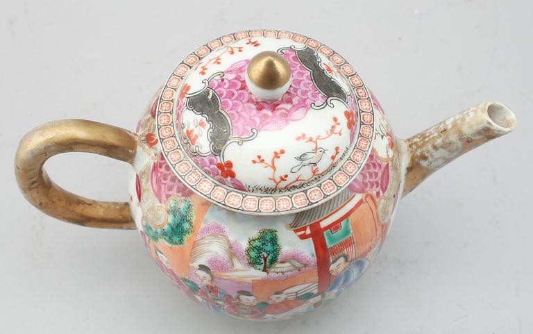 A CHINESE PORCELAIN TEAPOT, 18th century.