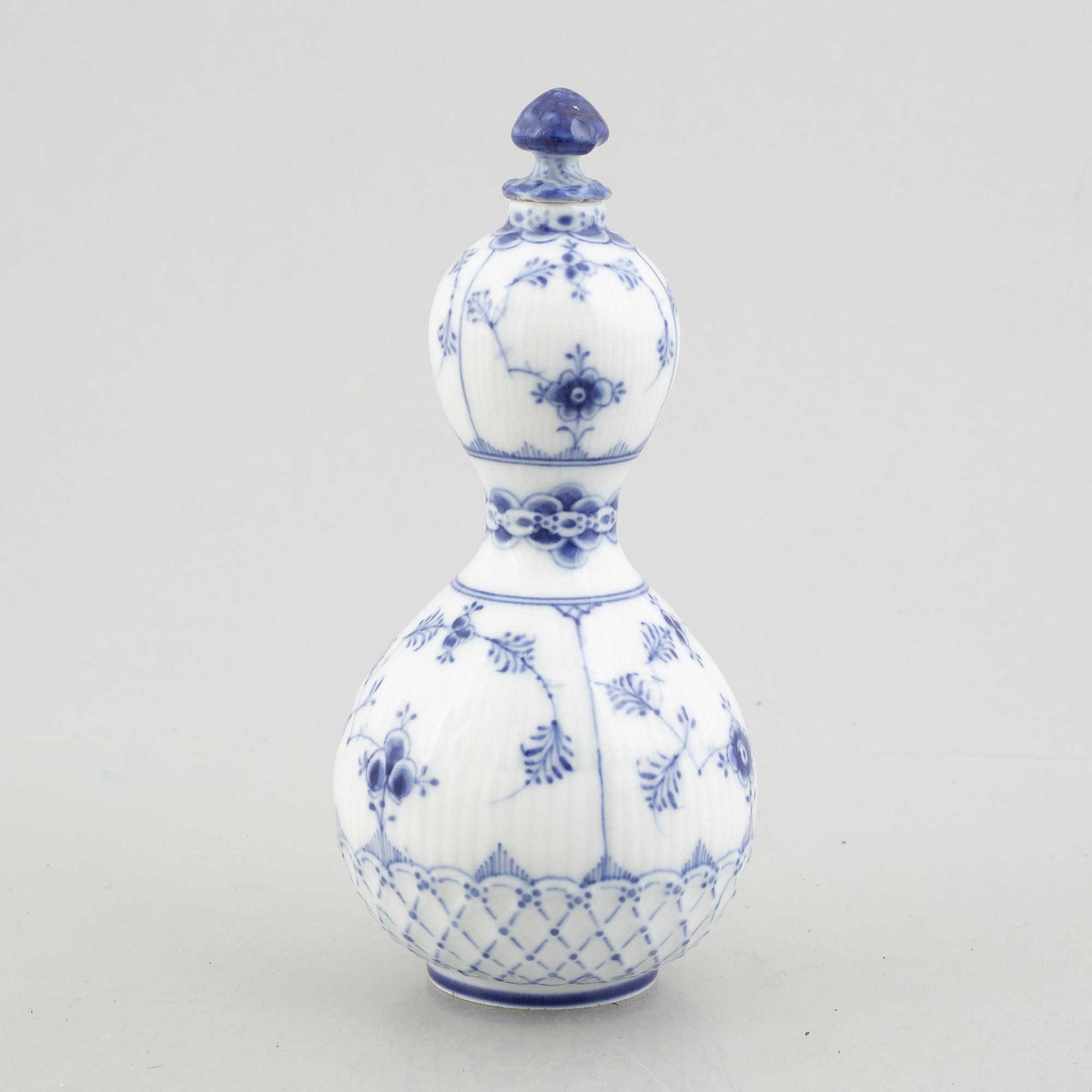 A 'Blue Fluted'/'Musselmalet' porcelain flask with stopper, Royal Copenhagen, model 121, 1893-1900.
