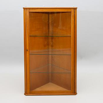 HÄNGVITRINSKÅP, 1900-talets första hälft.