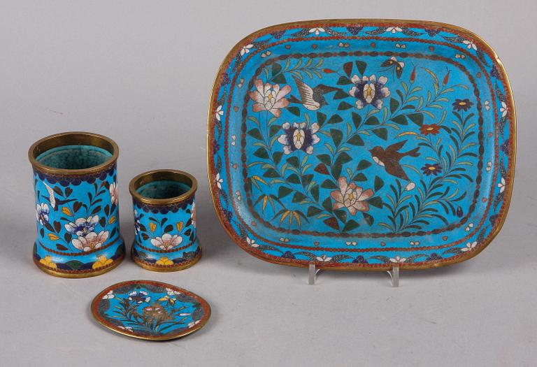 MUGGAR OCH FAT SAMT BRICKA, 4 delar, mässing, cloisonne, Kina tidigt 1900-tal.