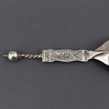 Sked med kulknopp, silver, ostämplad, 1800-talets slut / 1900-talets början.