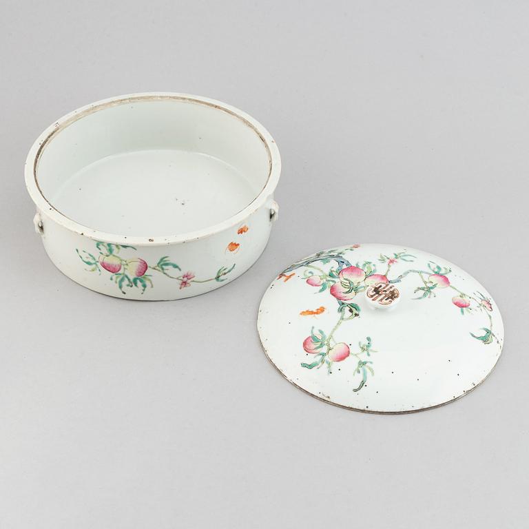 A Chinese porcelain  lidded dish, turn of the century 1900.