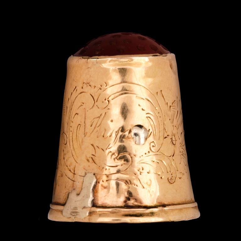 FINGERBORG, 18 k guld samt troligen karneol, Jacob Engelbert Torsk, Stockholm 1858. Vikt ca 3,3g.