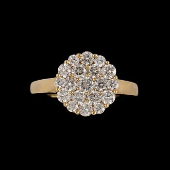 RING, 18k guld med 19 briljantslipade diamanter, totalt 1.17 ct. Vikt 5 g.