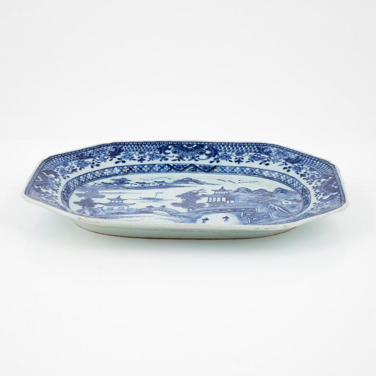 A blue and white serving dish, Qing dynasty, Qianlong (1736-95).