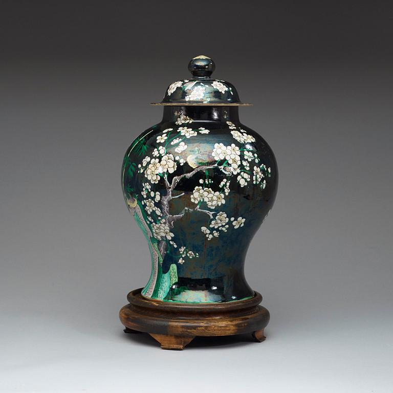 A 'famille noire' jar with cover, late Qing Dynasty (1644-1912).