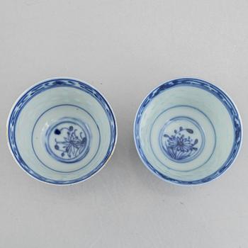 Parti kinesiskt porslin, 13 delar, Qingdynastin, 1700- och 1800-tal.