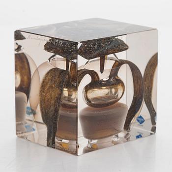 Oiva Toikka, årskub 1977, signerad Oiva Toikka, Nuutajärvi 1977, numrerad 32/2000.