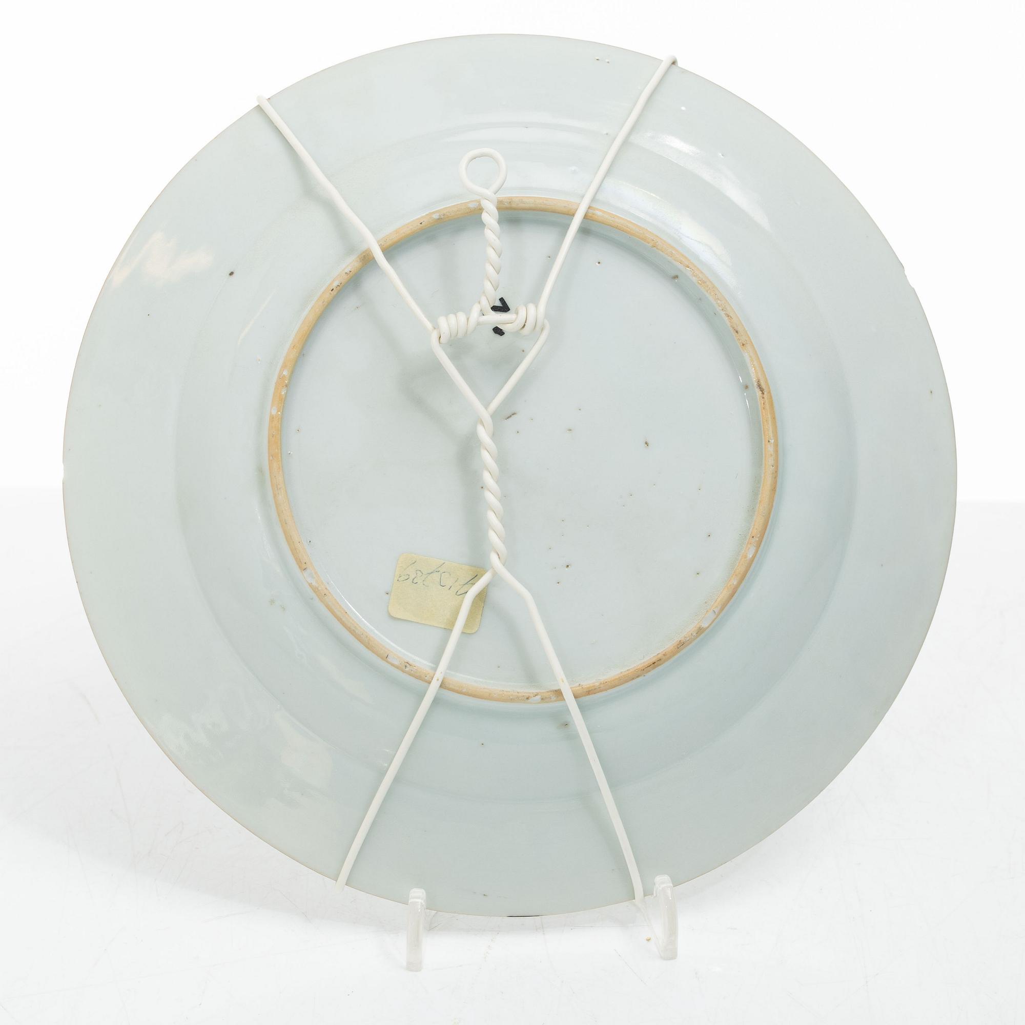 A set of three export porcelain plates and two dishes, Qing dynasty, Qianlong (1736-95).