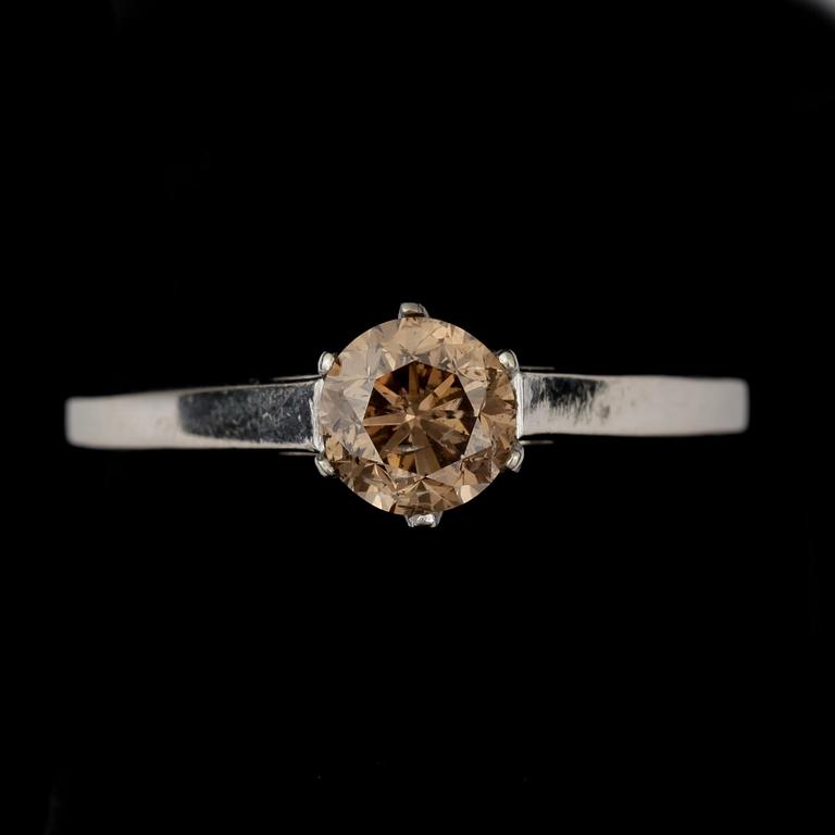 RING, 14k guld med cognacsfärgad briljantslipad diamant ca 0,8 ct. Vikt ca 2,8 gram.