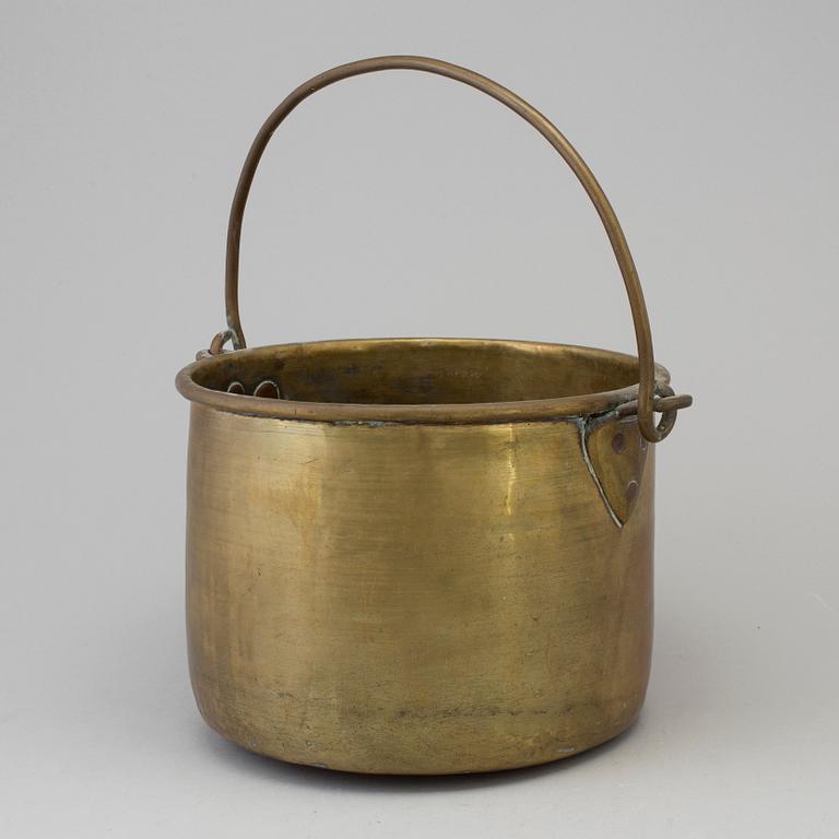 A BRASS BUCKET, 18th/19th century.