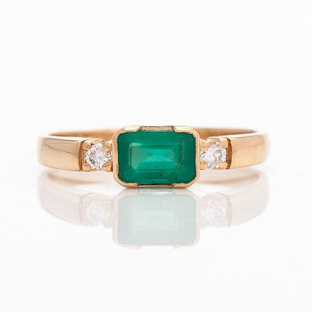 Sormus, 18K kultaa, smaragdi ja timantteja. Suomalaiset leimat 1990.