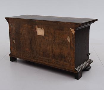 SERVERINGSSKÅP, barockstil, 1900-talets första hälft.