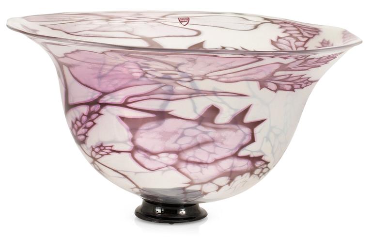 An Eva Englund graal glass bowl, Orrefors 1988.