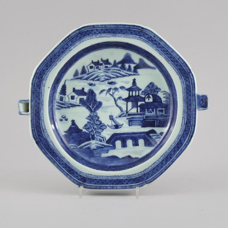VÄRMEFAT, porslin, Kina, omkring år 1800.