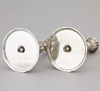 LJUSSTAKAR, ett par, silver, rokokostil, Norge, 1900-talets mitt.
