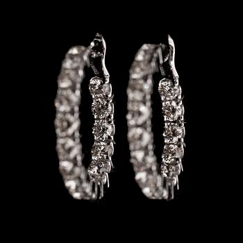 A pair of brilliant cut diamond earrings, tot. 2.23 cts.