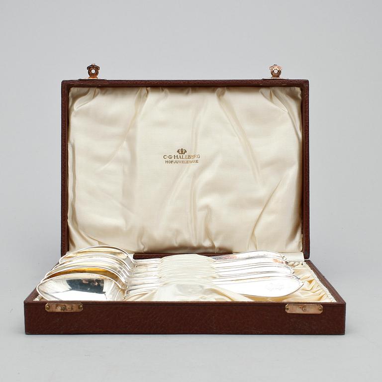 BORDSSKEDAR, 12 st, silver, C. G. Hallberg, Stockholm 1930. Total vikt ca 468 gram.