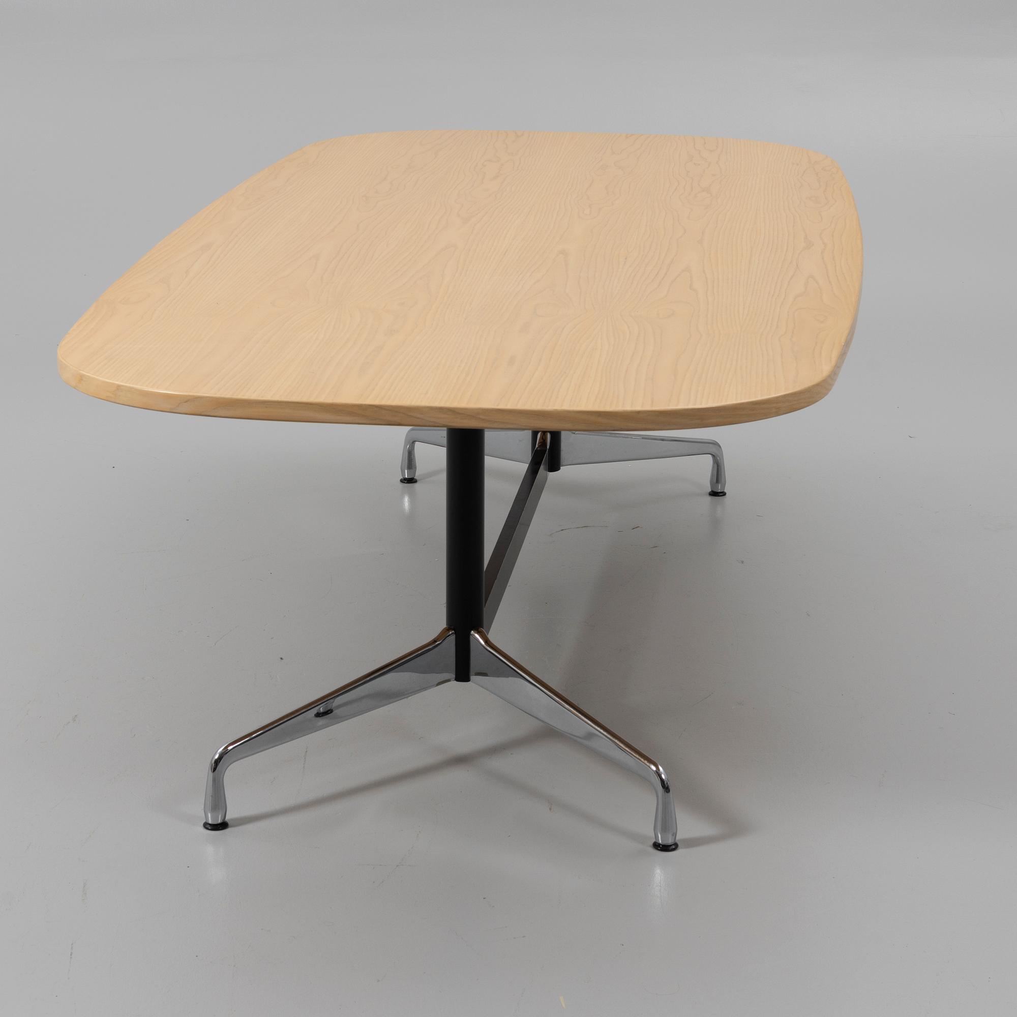 Charles & Ray Eames, Table, "Segmented table", Vitra.