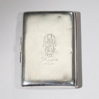 AFTONVÄSKA, silver, W. Porthan, Viborg 1918 och CIGARETTETUI, silver, 1900-talets första hälft. Sammanlagd vikt 446 g.