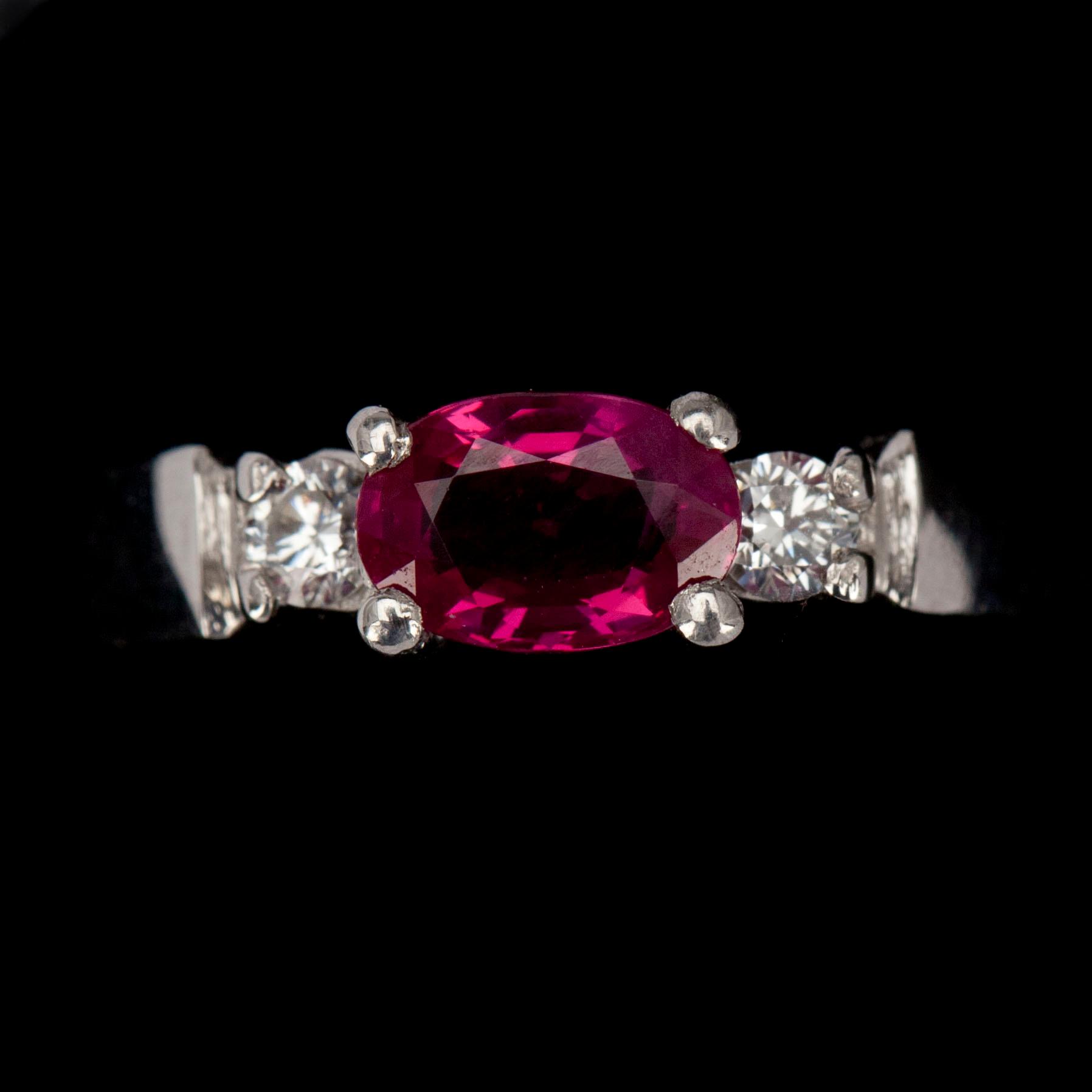 RING, vitguld 18K, fasettslipad rubin, 2 små briljantslipade diamanter. Vikt 3,8 g.