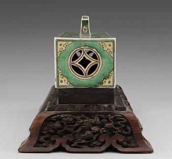 A rare famille verte scroll weight, Qing dynasty, Kangxi (1662-1722).