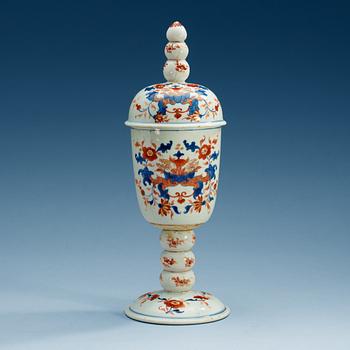 1565. A large imari goblet with cover, Qing dynasty, Kangxi (1662-1722).
