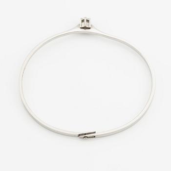 Armring 18K vitguld med en rund briljantslipad diamant.