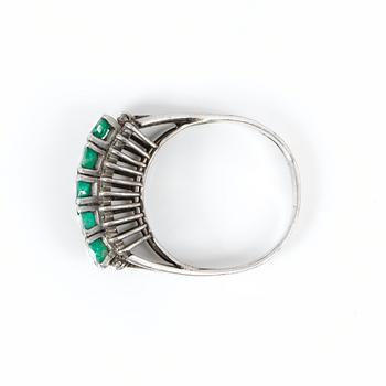 RING, 18 k vitguld, diamanter samt smaragder. 1900-tal. Totalvikt ca 5 gram.