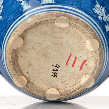 A blue and white flower pot, Qing dynasty, 19th Century.