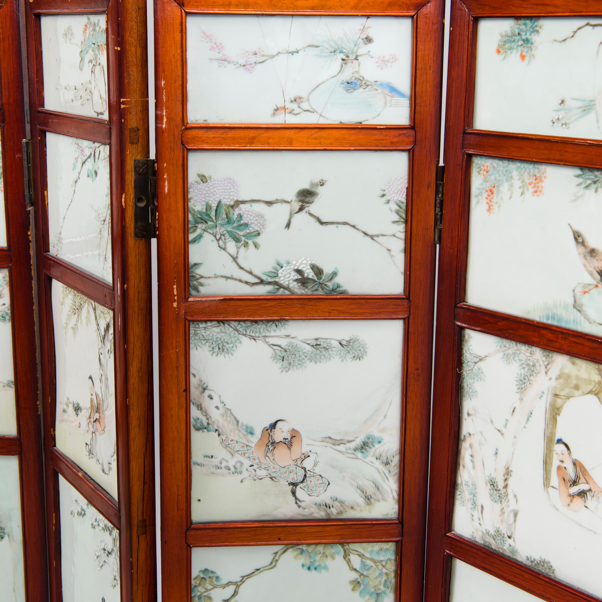 VIKSKÄRM med PLAKETTER, 48 stycken, porslin. Sen Qingdynasti, signerad Ren Huanzhang, samt daterad 1881.