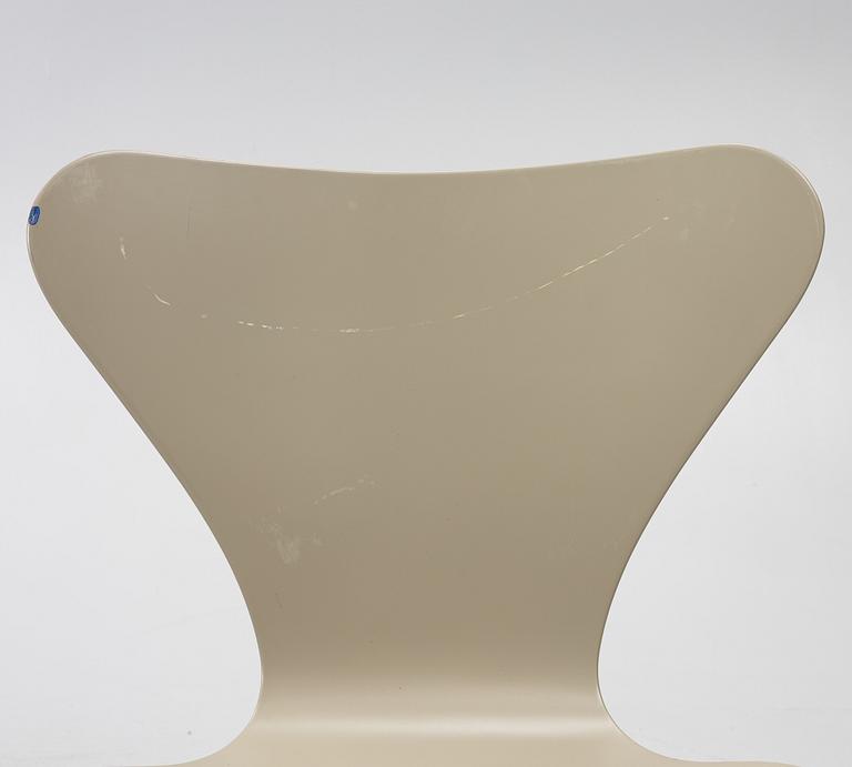 Arne Jacobsen, Four "Sjuan" chairs, Fritz Hansen, Denmark.