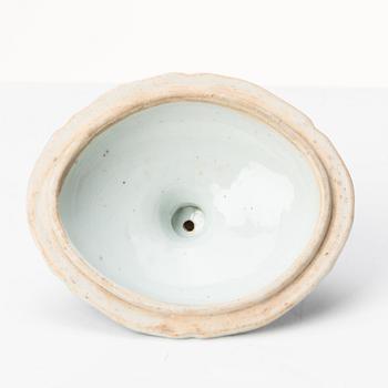 A blue and white tureen with cover, Qing dynasty, Qianlong (1736-95).